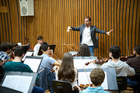 Imagen de Darling Dyle dirigiendo un ensayo de la Orquesta de Aspirantes de la Región de Murcia
