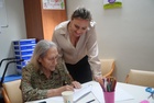 La consejera de Política Social, Familias e Igualdad, Conchita Ruiz, durante su visita a la residencia Caser Alameda de Lorca (3)