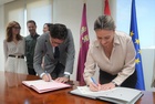 La consejera de Política Social, Familias e Igualdad, Conchita Ruiz, y el presidente del TSJ de la Región de Murcia, Miguel Pasqual del Riquelme,...