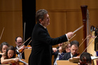 Imagen del maestro Silva dirigiendo a la OSRM en un concierto de esta temporada