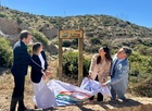 La consejera Carmen Conesa, en el acto de descubrimiento del hito que conmemora los 10.000 kms de Sendetos Azules en España.