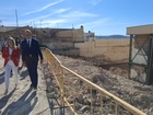El consejero de Educación y Formación Profesional, Víctor Marín, visita las obras de reparación del muro del pabellón deportivo de Cehegín que da...
