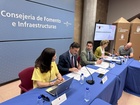El consejero de Fomento e Infraestructuras, Jorge García Montoro, acompañado de la directora general de Servicios Sociales, Tercer Sector y Gestión...