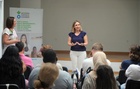 La consejera de Política Social, Conchita Ruiz, junto a la gestora de programas de acción social de la Fundación Acción contra el Hambre