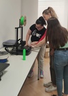 Estudiantes del IES La Flota (Murcia), durante las clases de formación con impresoras 3D (2)