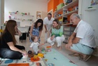 La consejera de Política Social, Familias e Igualdad, Conchita Ruiz, durante su visita al centro de atención temprana AtemyTea, con motivo del Día Nacional de la Atención Temprana