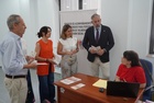 La consejera de Política Social, Familias e Igualdad, Conchita Ruiz junto al alcalde de Santomera, Víctor Martínez visita los Servicios Sociales