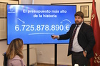 El presidente del Gobierno regional, Fernando López Miras, detalla las cifras y los ejes estratégicos del proyecto de Presupuestos durante la reunión...