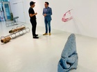 Imagen de la visita del director general del Instituto de las Industrias Culturales y las Artes, Manuel Cebrián, al montaje de la exposición 'Mano...