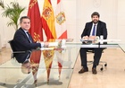 El presidente de la Comunidad, Fernando López Miras, durante su reunión con el alcalde de Lorquí, Joaquín Hernández