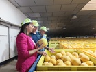 La consejera Sara Rubira durante la visita a la cooperativa Gregal.