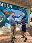 El director general de Litoral y Puertos, Pablo Marín, entrega la placa acreditativa oficial al centro de buceo recreativo Zoea, en Águilas