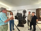 Imagen de  la consejera de Cultura, Carmen Conesa, junto a un proyector de los años 40 que se expondrá en la Filmoteca de la Región de Murcia 'Francisco...