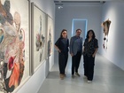 Imagen de la visita del director del Instituto de las Industrias Culturales y las Artes, Manuel Cebrián, a la exposición 'Exuvia miscelánea' de Yolanda...