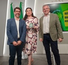 La secretaria autonómica de Energía, Sostenibilidad y Acción Climática, María Cruz Ferreira, recibe un reconocimiento por parte del subdirector de...
