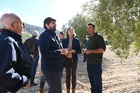 El presidente de la Comunidad, Fernando López Miras, visitó hoy en Jumilla una finca de olivos de secano, donde anunció nuevas ayudas para agricultores...