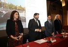 El presidente de la Comunidad, Fernando López Miras, junto a la presidenta de la Asociación Profesional de la Magistratura, María Jesús del Barco,...