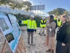 Imagen de la consejera Sara Rubira junto a la alcaldesa de Alcantarilla durante la visita a las obras del tanque que se construye en el municipio