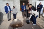 La consejera de Pol&iacute;tica Social, Familias e Igualdad, Conchita Ruiz, junto al alcalde de Totana, Juan Pag&aacute;n, durante el acto de colocaci&oacute;n de la ...