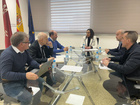 Imagen de la consejera de Agua, Agricultura, Ganader&iacute;a y Pesca, Sara Rubira, con el presidente de la DOP Queso de Murcia, Adolfo Falag&aacute;n (3i), en...