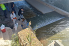 Algunos interesados en desarrollar el proyecto 'Recupera' el d&iacute;a en que se acercaron a la Rambla del Albuj&oacute;n a tomar muestras y registrar datos (imagen...