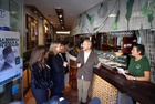 La consejera de Pol&iacute;tica Social, Familias e Igualdad, Conchita Ruiz, durante su visita a 'Parlamento Andaluz', una de las empresas beneficiarias ...