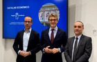 El consejero de Econom&iacute;a, Hacienda, Fondos Europeos y Transformaci&oacute;n Digital, Luis Alberto Mar&iacute;n (c), junto con el director general de Transformaci&oacute;n...
