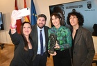 El presidente de la Comunidad y la consejera de Cultura, junto a Eva Libertad y Nuria Mu&ntilde;oz, directora y productora de 'Sorda'