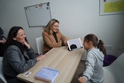 La consejera de Pol&iacute;tica Social, Familias e Igualdad, Conchita Ruiz, junto con la alcaldesa de Fuente &Aacute;lamo, Juana Mar&iacute;a Mart&iacute;nez, durante la visita...