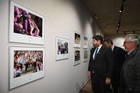 L&oacute;pez Miras inaugura la exposici&oacute;n que recuerda en 90 fotograf&iacute;as los momentos m&aacute;s destacables de 2025