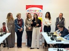 La consejera de Pol&iacute;tica Social, Familias e Igualdad, Conchita Ruiz, en la visita a una clase de ajedrez impartida por  la campeona absoluta de ajedrez...
