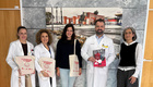 El gerente del &aacute;rea I de salud, Amancio Mar&iacute;n, con colaboradoras de la Fundaci&oacute;n y personal del hospital.