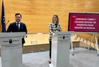 La consejera de Pol&iacute;tica Social, Familias e Igualdad, Conchita Ruiz, y el presidente del Colegio Oficial de Odont&oacute;logos y Estomat&oacute;logos de la Regi&oacute;n,...