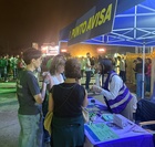 Asistentes al festival Warm Up solicitando informaci&oacute;n en el `Punto AVISA&acute; instalado por la Comunidad