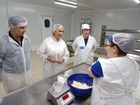 Imagen de la consejera, Sara Rubira, durante la visita a las instalaciones de Quesos Ruperto.&nbsp;