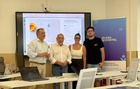 El director general de Administraci&oacute;n Local, Francisco Abril, y el alcalde de Ricote, Rafael Guillam&oacute;n, visitaron hoy el aula de formaci&oacute;n en competencias...