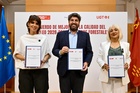El presidente L&oacute;pez Miras, junto a la secretaria general de Comisiones Obreras en la Regi&oacute;n de Murcia, Teresa Fuentes (1i), y la secretaria general de la Uni&oacute;n General de Trabajadores, Paqui S&aacute;nchez (1d), durante la firma del acuerdo que mejora las condiciones de los bomberos forestales