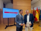 El consejero de Presidencia, Juventud, Acci&oacute;n Exterior y Emergencias, Marcos Ortu&ntilde;o, y el decano del Colegio de Periodistas de la Regi&oacute;n de Murcia,...