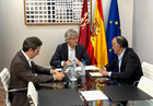 Un momento de la reuni&oacute;n entre el consejero de Empresa, Empleo y Econom&iacute;a Social, Luis Alberto Mar&iacute;n, y el presidente de la Asociaci&oacute;n de Trabajadores...