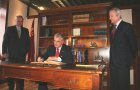 El embajador alemán en España firma el Libro de Honor de la Comunidad