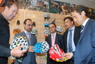 Imagen de la visita del consejero de Universidades, Empresa e Investigación, Salvador Marín, a las instalaciones Catlike Sport Components (I)