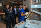 Imagen de la visita del consejero de Universidades, Empresa e Investigación, Salvador Marín, a las instalaciones Catlike Sport Components (II)