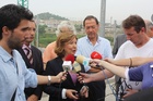 Palacios atiende a los medios durante su visita al Centro Integral de Alzheimer de la Región