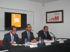 El consejero de Universidades, Empresa e Investigación, Salvador Marín (centro), acompañado del alcalde de Yecla, Juan Miguel Benedito (izq.), clausuró...