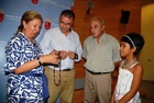 La consejera de Sanidad y Política Social recibe a los participantes del programa 'Vacaciones en Paz'