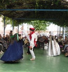 El Festival Internacional de Folklore del Mediterráneo vistia las residencias de San Basilio y Obispo Azagra