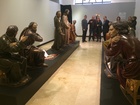 Noelia Arroyo visita a la exposición 'Lazos de Sangre' para conocer la historia y el patrimonio de la cofradía de 'los coloraos'