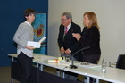 La consejera entrega uno de los premios de la Academia. I
