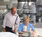 El presidente de la Comunidad, Pedro Antonio Sánchez, visitó hoy en Yecla la empresa 'Colchones Ecus'