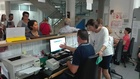 Guillén visita el Servicio de Tarjeta Sanitaria del Centro de Salud del Barrio del Carmen